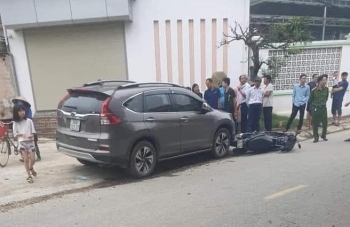 Phú Thọ: Va chạm với ô tô, 2 mẹ con đi xe máy tử vong