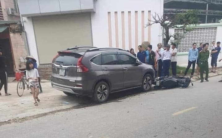 Phú Thọ: Va chạm với ô tô, 2 mẹ con đi xe máy tử vong