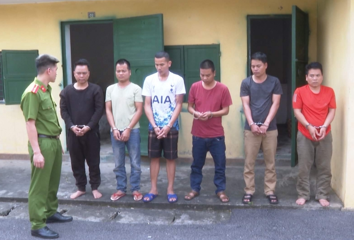 Phú Thọ: Con bạc tấn công cảnh sát