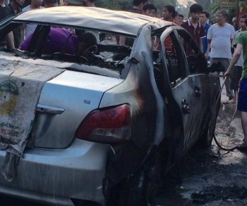 Phú Thọ: Ôtô cháy dữ dội khi dừng lại trả khách