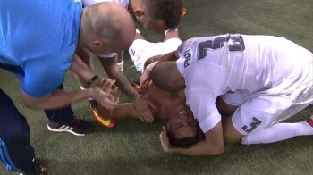 [VIDEO] CR7 rơi nước mắt, lăn lóc trên sân mừng chiến thắng