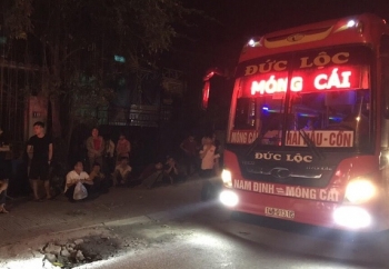 Quảng Ninh: Phát hiện xe khách 40 chỗ “nhồi nhét” 70 người