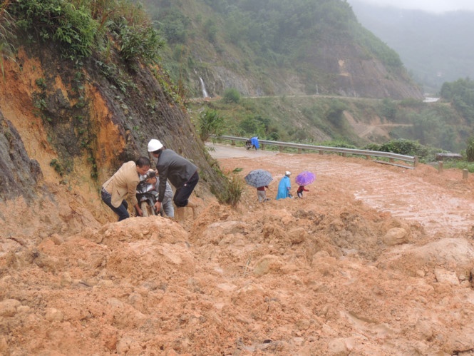 Lạng Sơn: Sạt lở đất trên đường lên Mẫu Sơn
