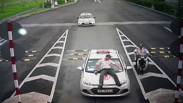 Nhân viên an ninh sân bay Nội Bài bị taxi hất lên capo