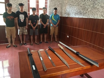 Lạng Sơn: 20 thanh niên "nói chuyện" bằng đao kiếm
