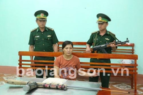 Lạng Sơn: Bà mẹ có 4 con nhỏ vận chuyển thuê gần 1kg ma túy "đá"