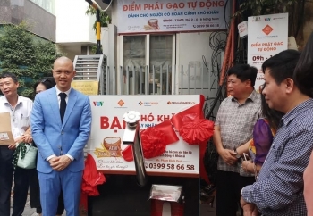 Hà Nội: Khai trương cây ATM gạo cho người nghèo