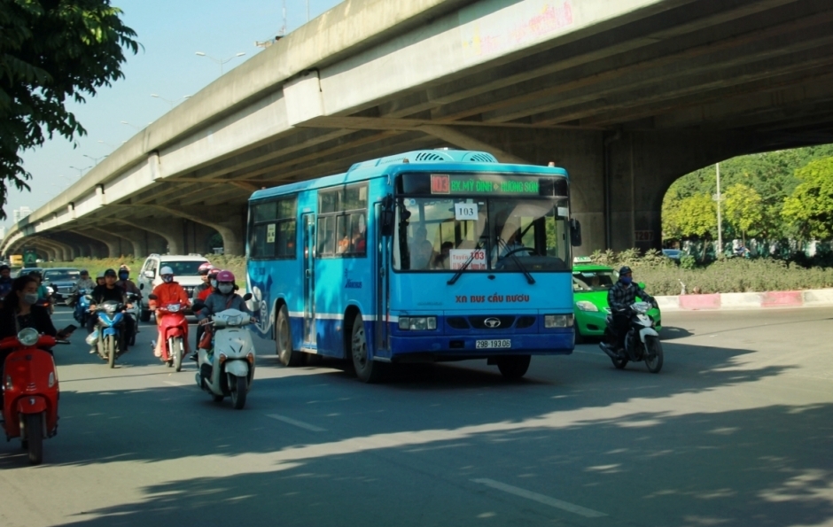 Hà Nội: Xe buýt, taxi vận hành trở lại như thế nào?