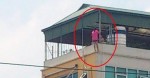 Thiếu nữ trèo ra lan can tầng 6 định tự tử