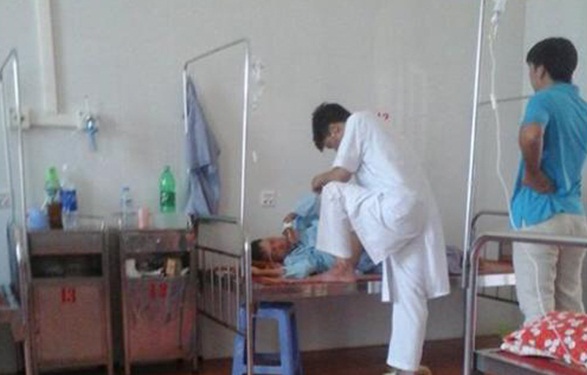 Phú Thọ: Bác sỹ gác chân lên giường bệnh nhân để khám bệnh xin từ chức