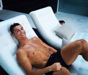 [PHOTO] Ronaldo lột đồ ‘đốn tim’ phái nữ trước thềm EURO 2016