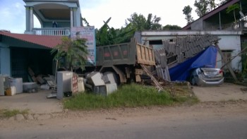 Phú Thọ: Xe tải mất lái đâm thủng nhà dân