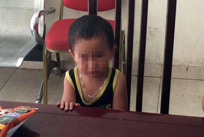 Hà Nội: Bé trai 2 tuổi bị bỏ rơi ở quán phở