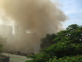 [Ảnh - VIDEO] Cháy lớn tại kho hàng trên đường Trường Chinh