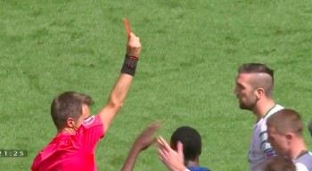 [VIDEO] Chiếc thẻ đỏ trực tiếp đầu tiên tại EURO 2016