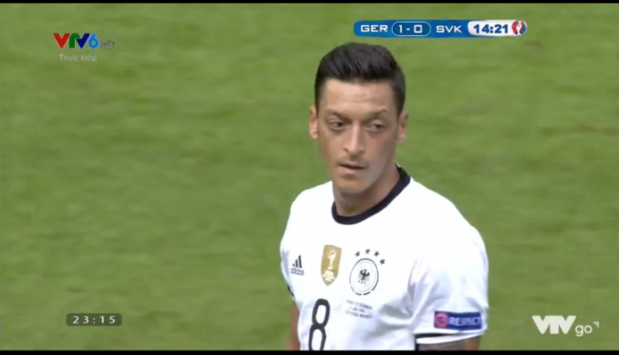 [VIDEO] Pha đá hỏng penalty của Mesut Ozil