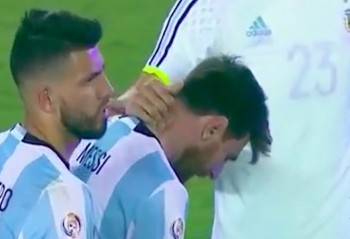 [VIDEO] Messi khóc nức nở vì đá hỏng penalty