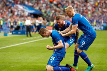 [VIDEO] Anh 1-2 Iceland: 'Chú bé tí hon' viết chuyện cổ tích