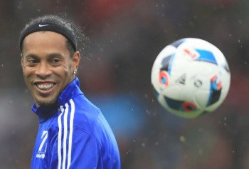 [VIDEO] Ronaldinho chuyền bóng không cần nhìn cho đồng đội ghi bàn