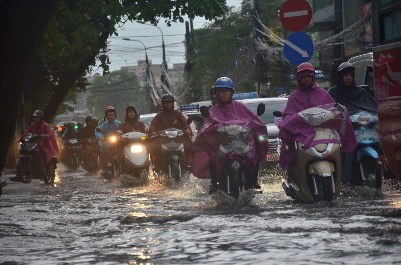 Hà Nội: Xuất hiện nhiều điểm ngập úng sau trận "mưa vàng"