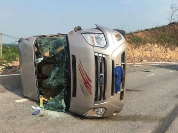 Quảng Ninh: Xe khách va chạm xe đầu kéo, 9 người thương vong