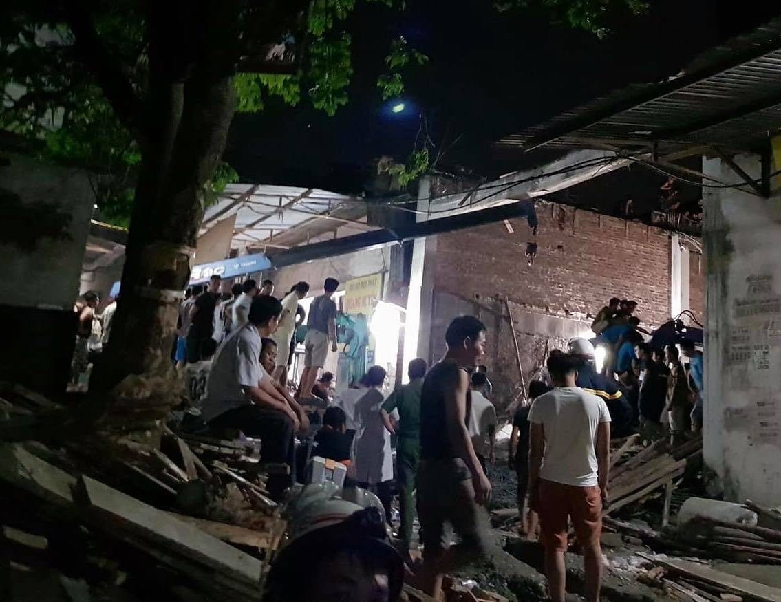 Hà Nội: Sập nhà vừa đổ mái, 1 người tử vong