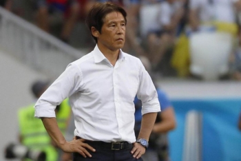 HLV Nhật Bản lấy làm tiếc vì đã 'đá ma' câu giờ trước Ba Lan