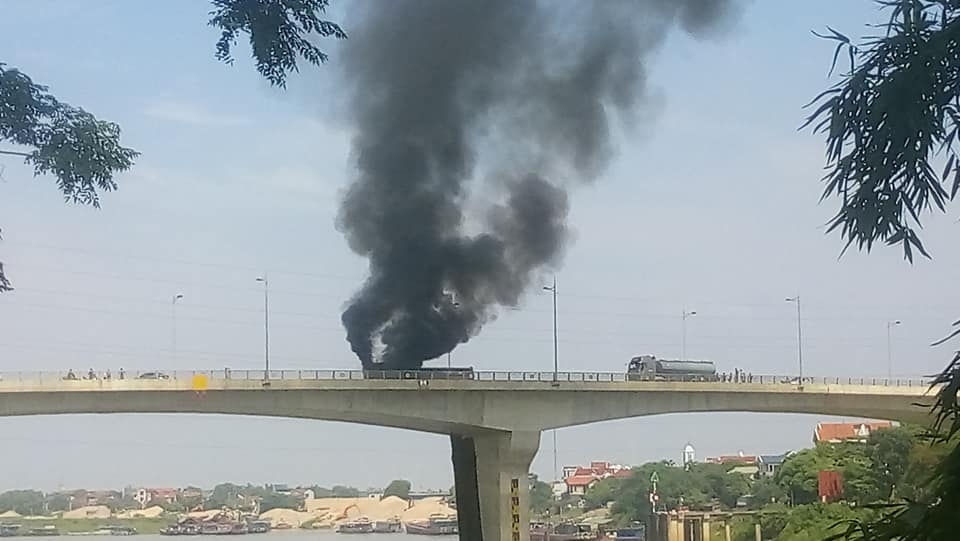 Phú Thọ: Cháy xe đầu kéo trên cầu Hạc Trì