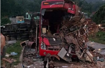 Hòa Bình: Xe khách đối đầu xe tải, 3 người tử vong