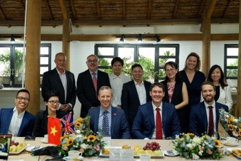 Đại sứ Anh tại Việt Nam gặp gỡ nhà phát triển năng lượng mặt trời tại TPHCM