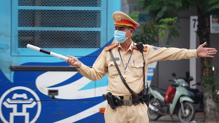 [ẢNH] Cảnh sát giao thông Hà Nội xử lý vi phạm nồng độ cồn trong mùa dịch Covid-19
