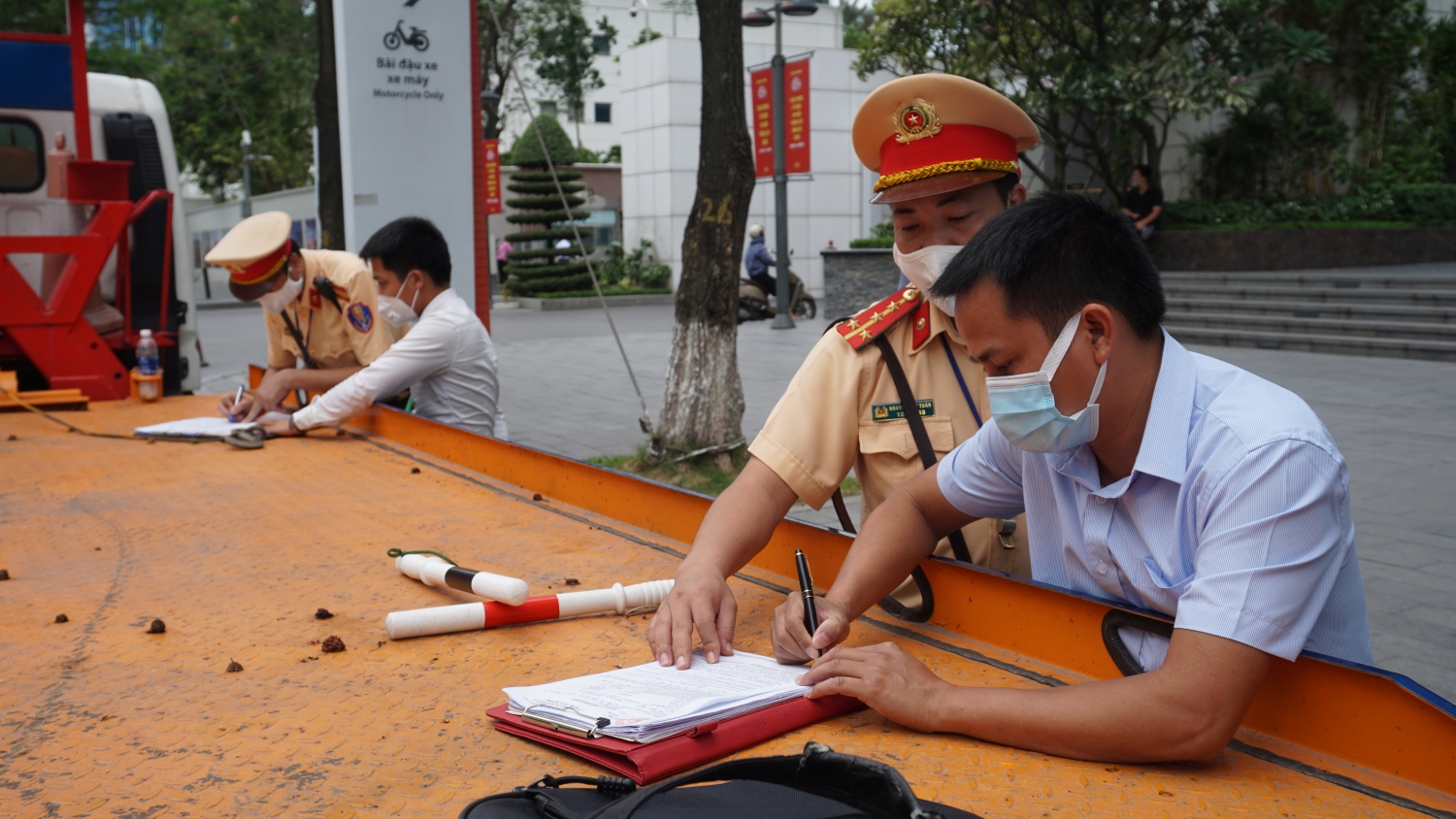 Cảnh sát giao thông Hà Nội kiên trì giải thích lỗi dừng đỗ sai quy định với lái xe taxi