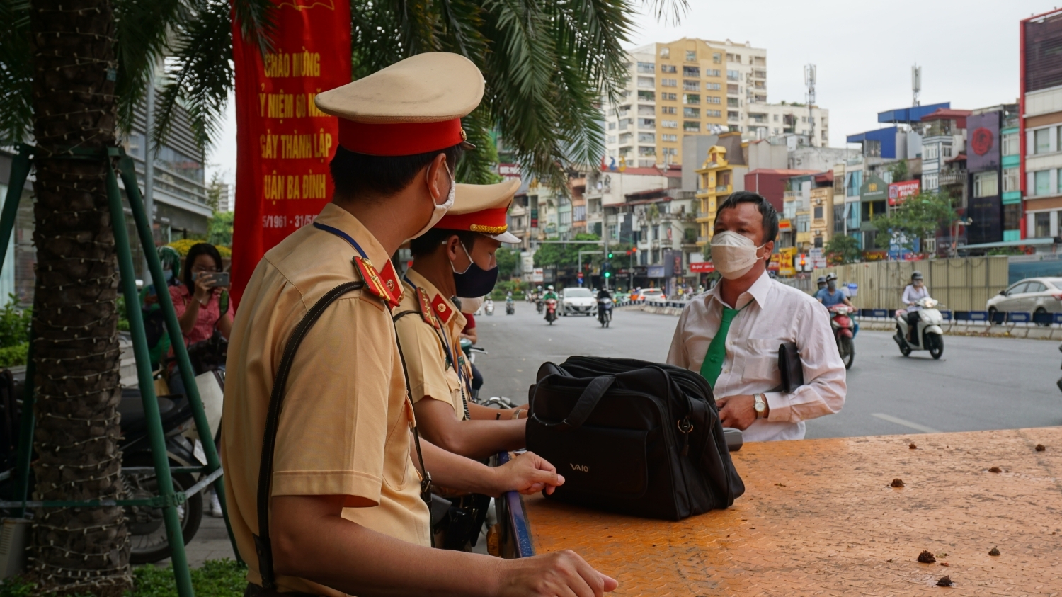 Cảnh sát giao thông Hà Nội kiên trì giải thích lỗi dừng đỗ sai quy định với lái xe taxi