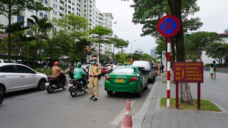 Cảnh sát giao thông Hà Nội kiên trì giải thích lỗi dừng đỗ sai quy định với lái xe taxi