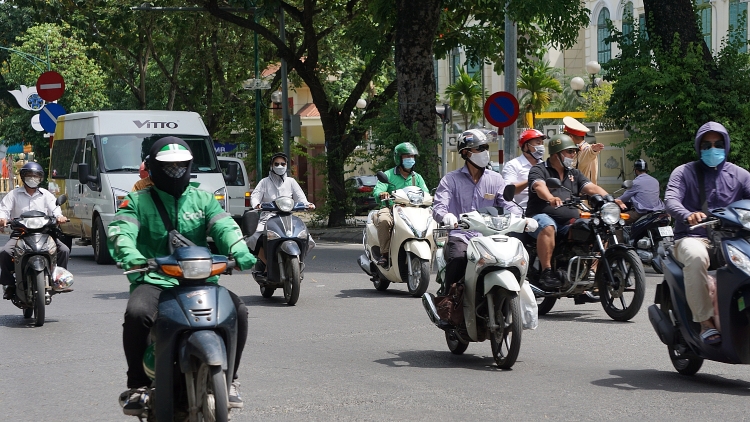 Cảnh sát giao thông Hà Nội căng mình dưới nắng 50 độ C