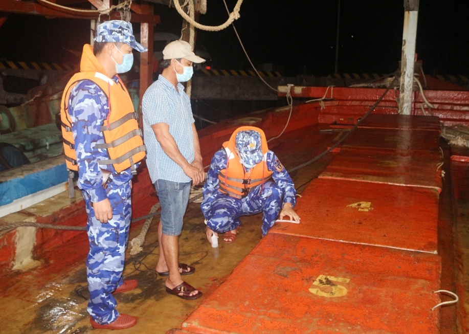 Cảnh sát biển bắt tàu vận chuyển 50.000 lít dầu DO không rõ nguồn gốc