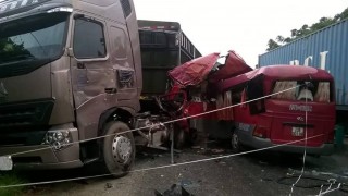 Phú Thọ: Xe khách đâm xe tải, hơn 10 người thương vong