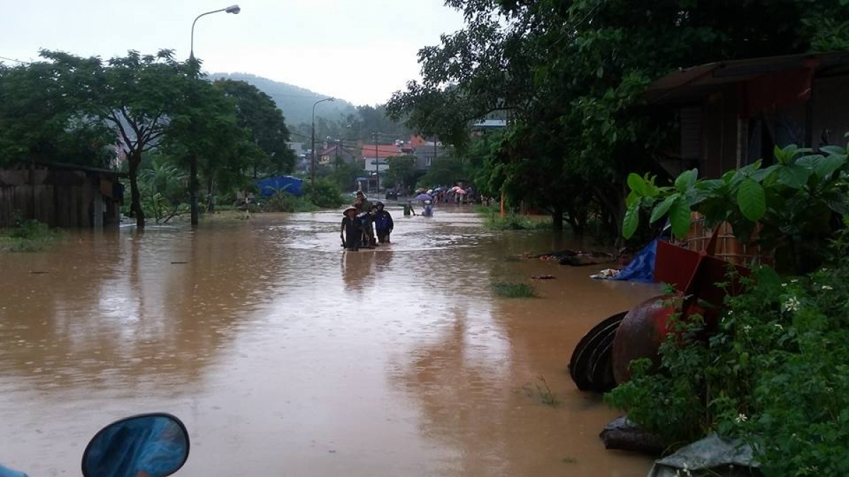 50 ngàn đồng để qua đoạn đường 50 mét ngập lụt ở Quảng Ninh