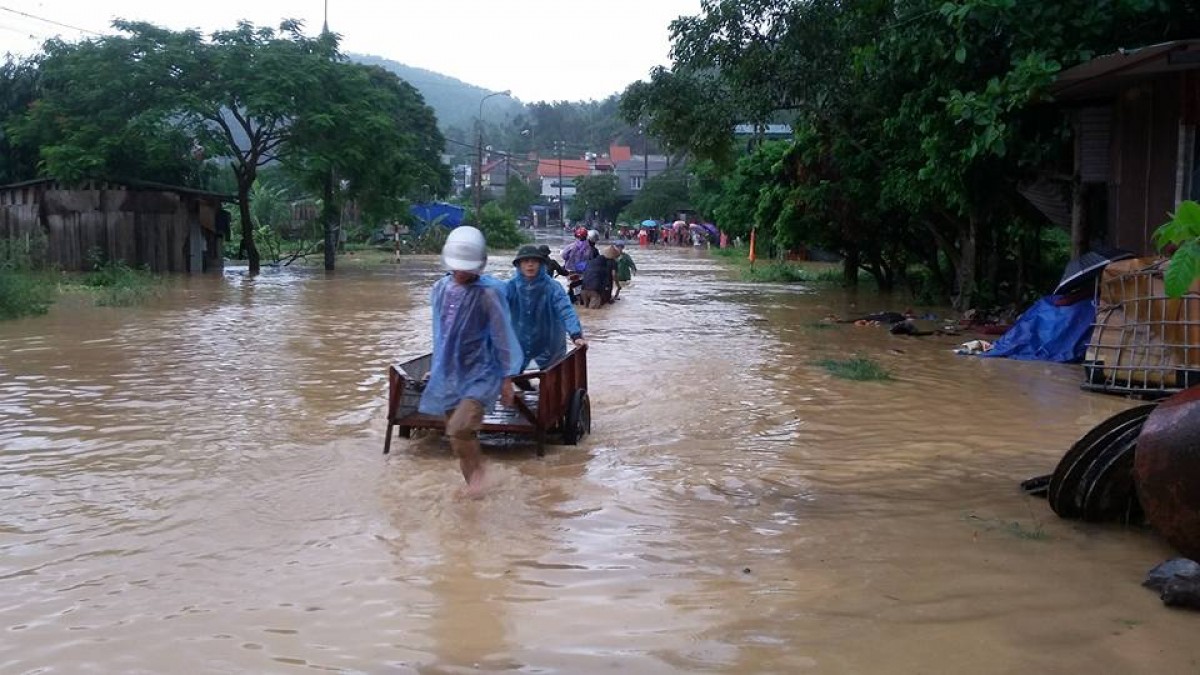 50 ngàn đồng để qua đoạn đường 50 mét ngập lụt ở Quảng Ninh