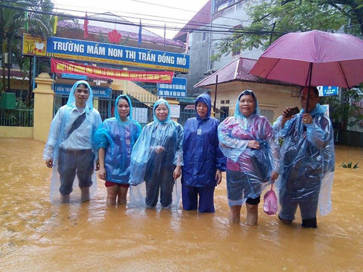 Mưa lớn, thành phố Lạng Sơn ngập trong biển nước