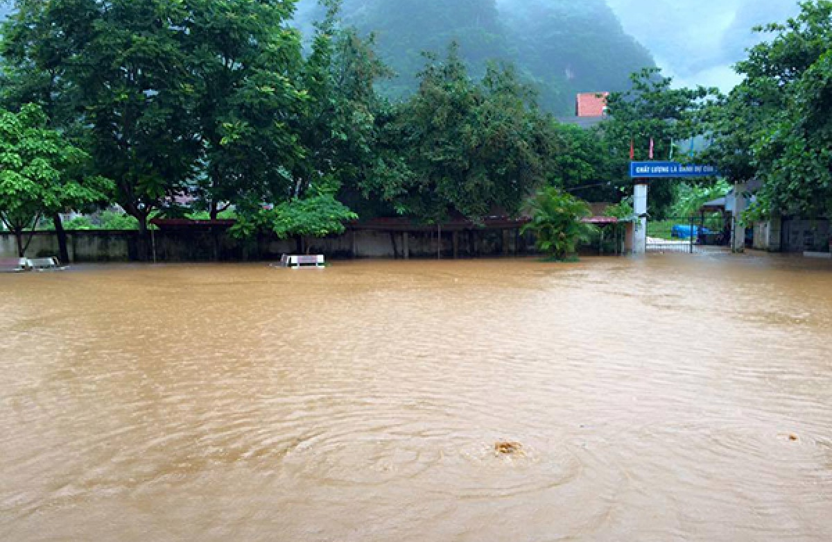 Mưa lớn, thành phố Lạng Sơn ngập trong biển nước