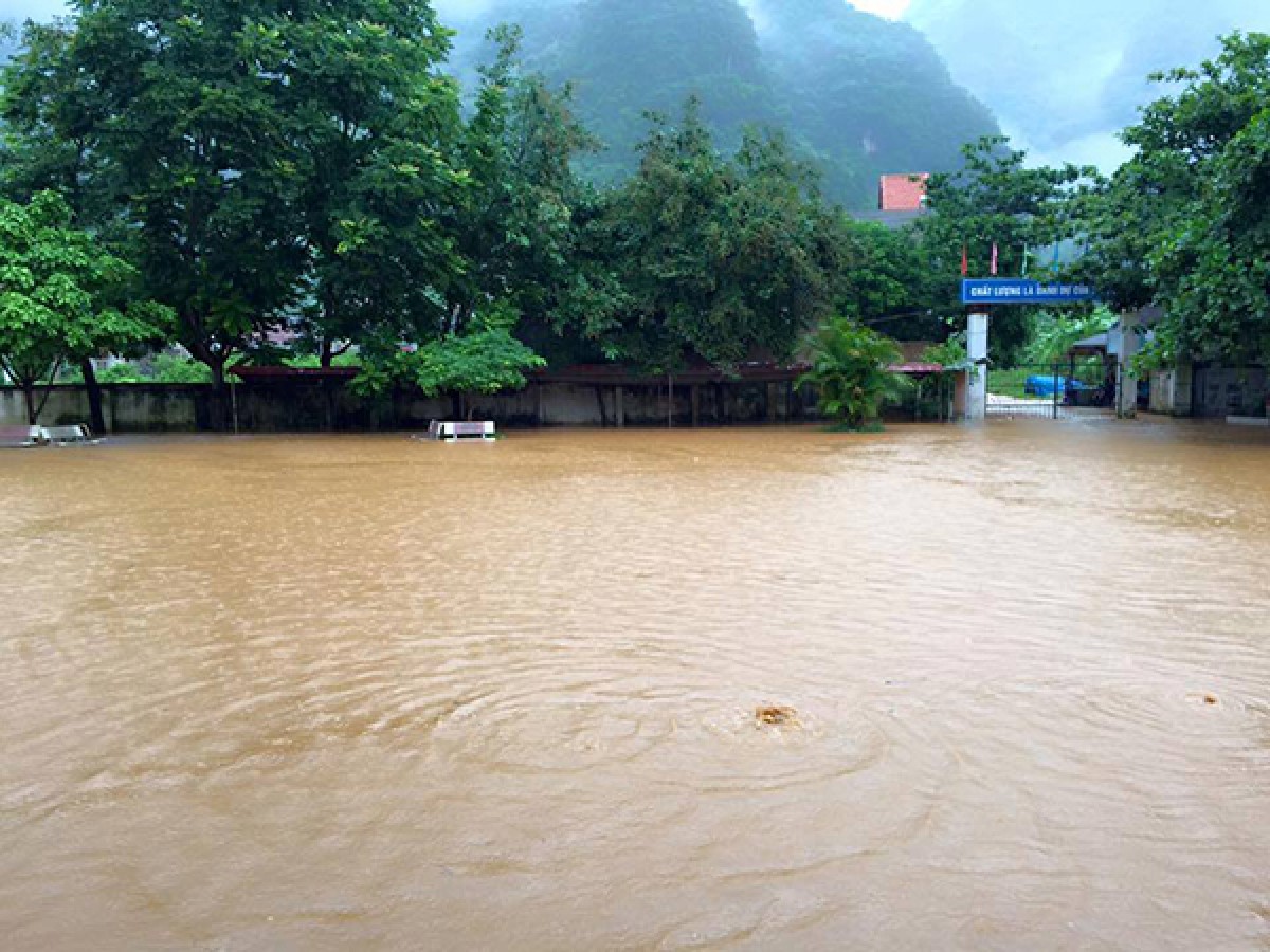 Mưa lớn, thành phố Lạng Sơn ngập trong biển nước