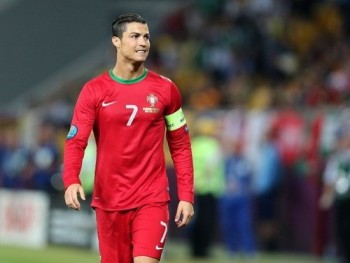 [VIDEO] Ronaldo 3 lần sút trượt trong trận gặp Ba Lan