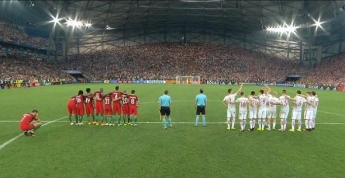 [VIDEO] Ronaldo thấp thỏm 'nhòm' đồng đội đá penalty từ phía sau