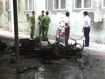 Hà Nội: Xe máy cháy rụi trong trường ĐH Quốc gia