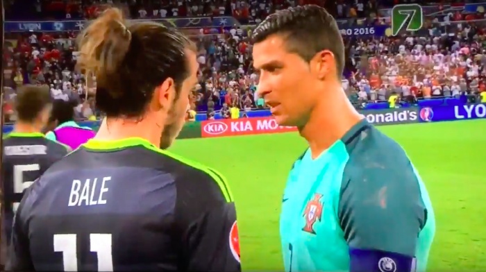 Ronaldo ôm hôn thắm thiết Gareth Bale sau trận bán kết EURO 2016