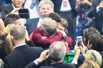 [VIDEO] Alex Ferguson nán lại Stade de France chúc mừng trò cũ