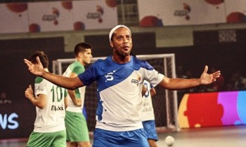 Xem Ronaldinho 'làm phép' ghi 5 bàn trên sân futsal ở Ấn Độ