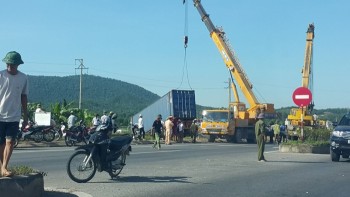 Thanh Hóa: Xe container chắn ngang quốc lộ, giao thông ùn tắc
