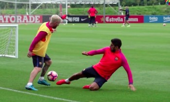 [VIDEO] Xem Messi xỏ háng dễ dàng Suarez trên sân tập